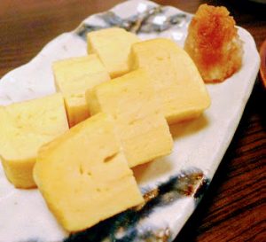 浅草にある人気そば屋のおざわの玉子焼き