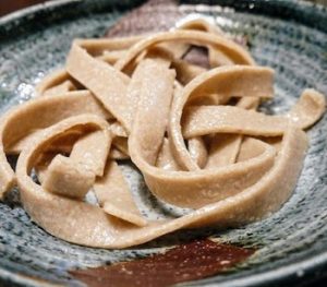 浅草にある人気そば屋のおざわの太打ち蕎麦